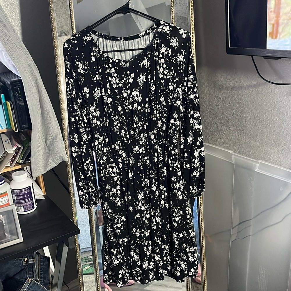 Girls Bixby Nomad black floral dress with pockets! Size 16 XL